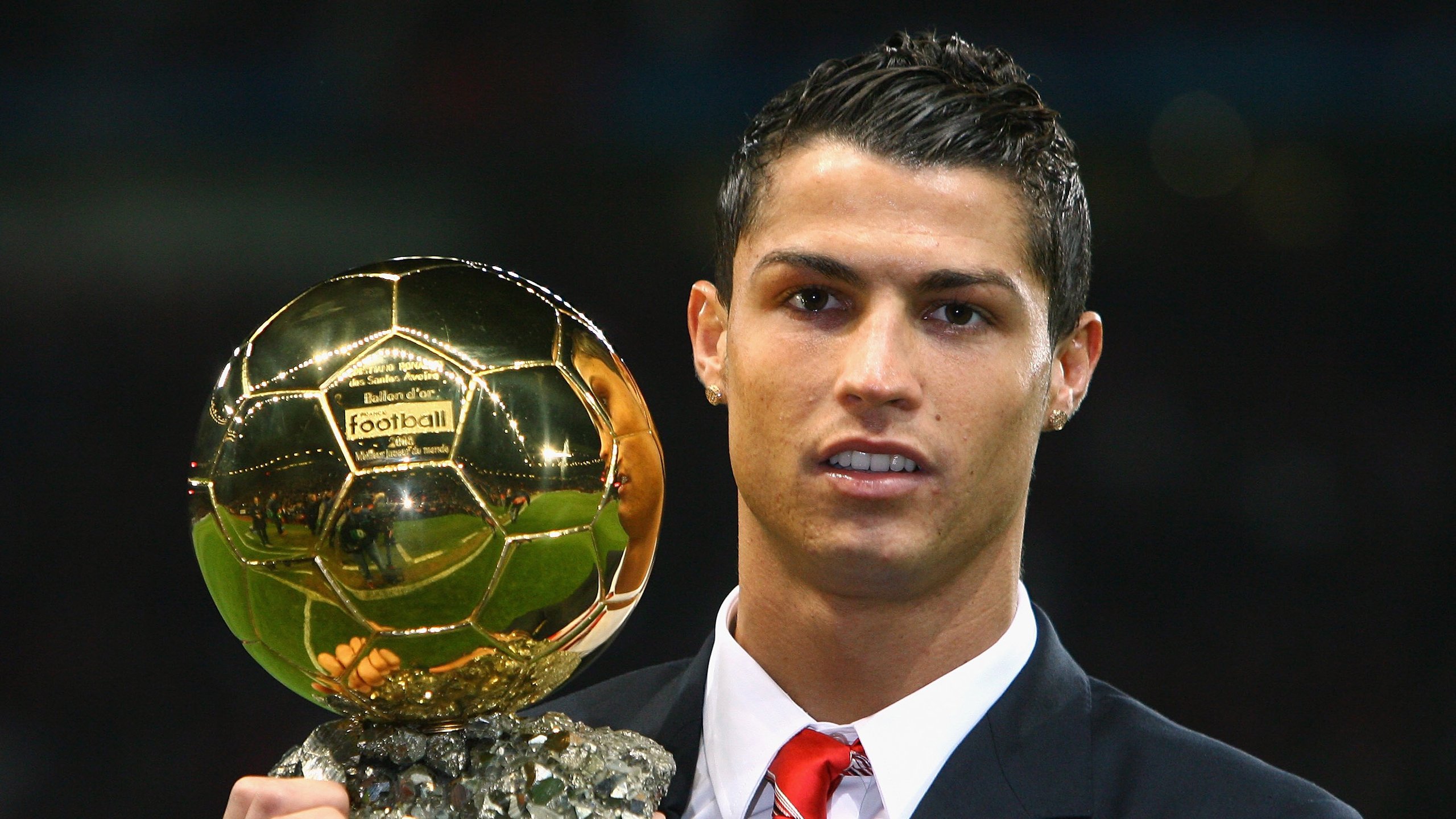 足球赛场焦点！德国队对阵西班牙队，豪门翻车，赛后引发巨大争议